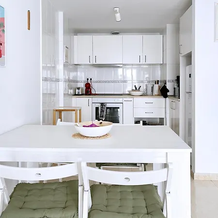 Luna De Lobos: Bright And Cozy In Bristol