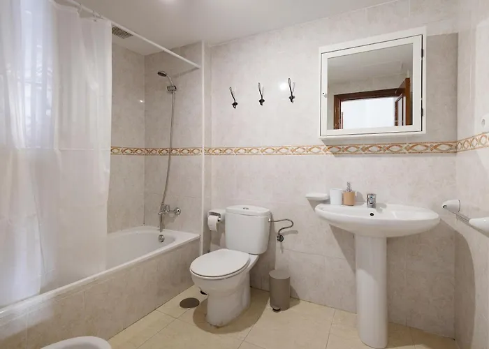 Luna De Lobos: Bright And Cozy In Bristol