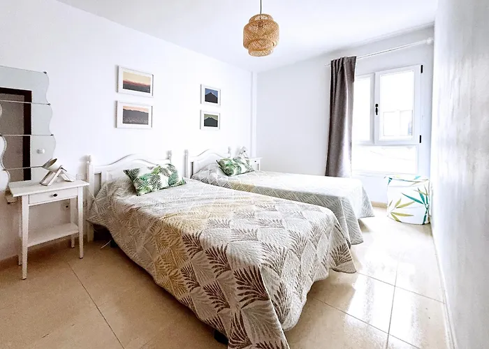 Luna De Lobos: Bright And Cozy In Bristol *