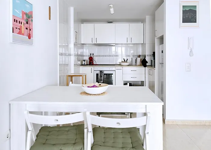 Luna De Lobos: Bright And Cozy In Bristol